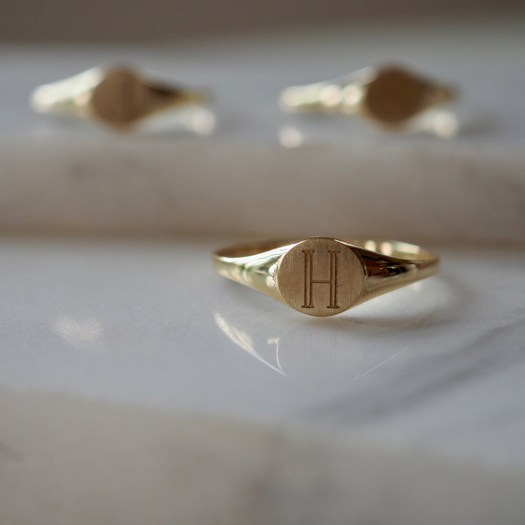 LELA ROUND SIGNET RING